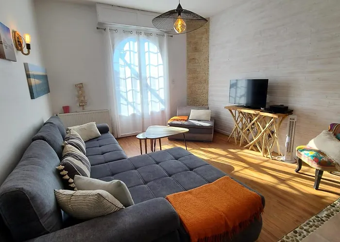 Spacious House With Garden And Pool Будинок відпочинку