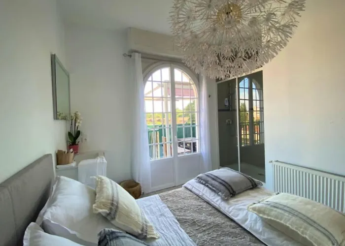 Будинок відпочинку Spacious House With Garden And Pool *