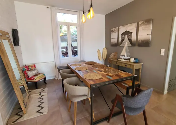 Будинок відпочинку Spacious House With Garden And Pool *